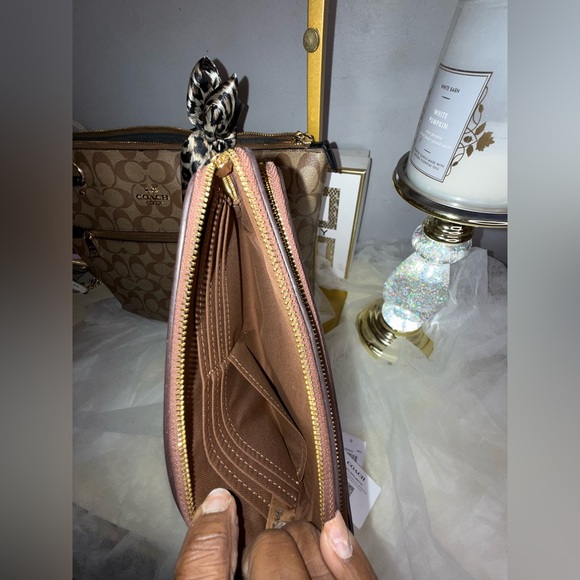 4FER Coach Brown Signature Tote and Pouch Set - Picture 15 of 17